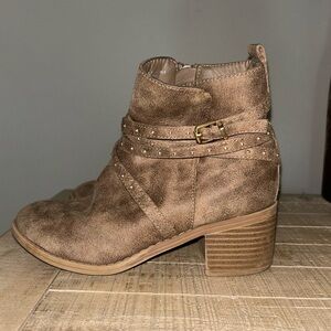 Girls size 2 heeled booties